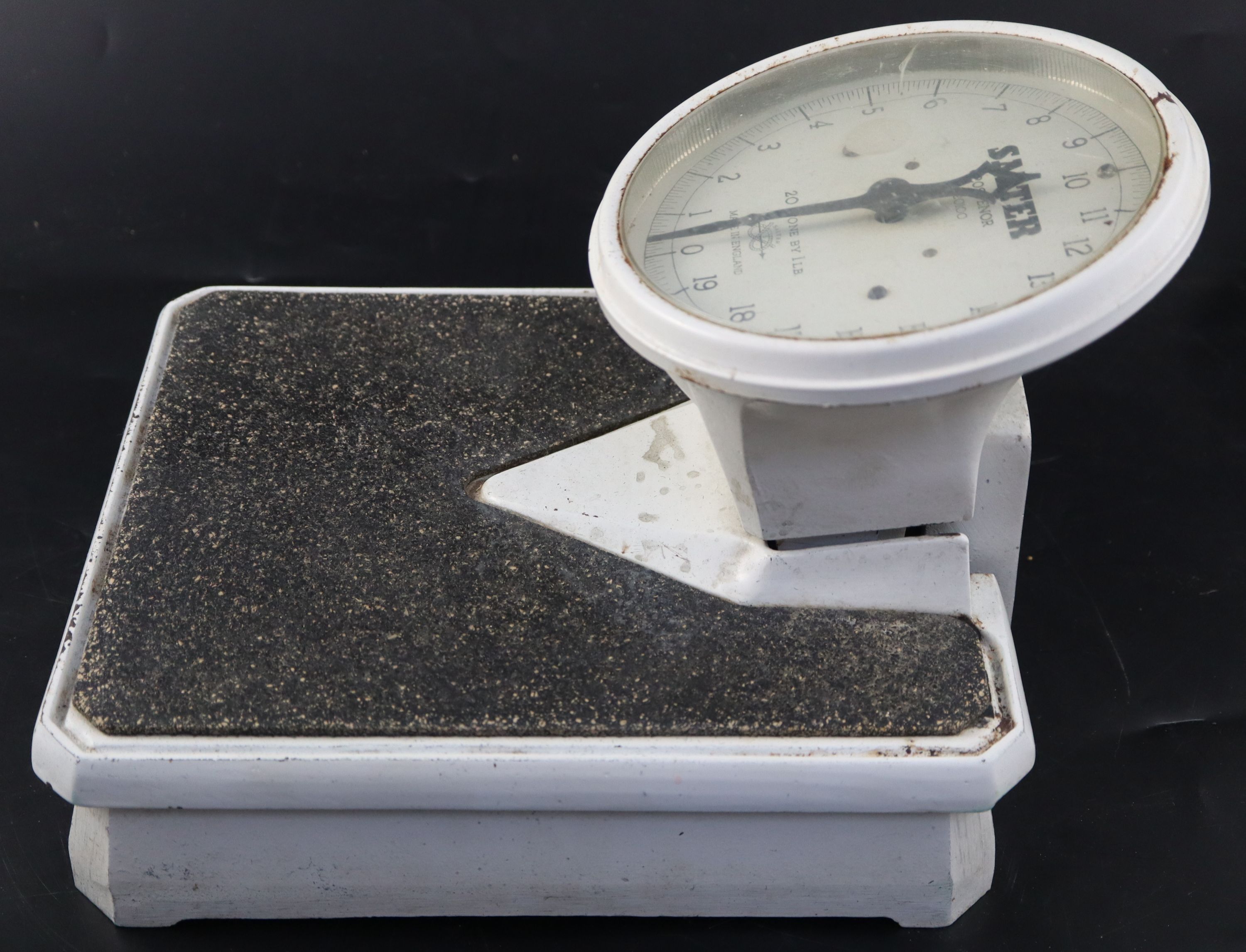 A set of Salter Grosvenor bathroom scales, 31cm height 21cm